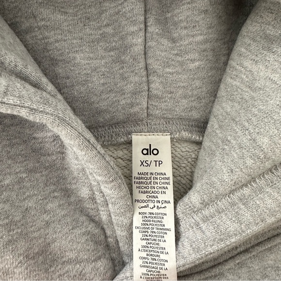 Alo yoga sweatshirt size xs but def fits like an oversized medium. - Picture 2 of 3